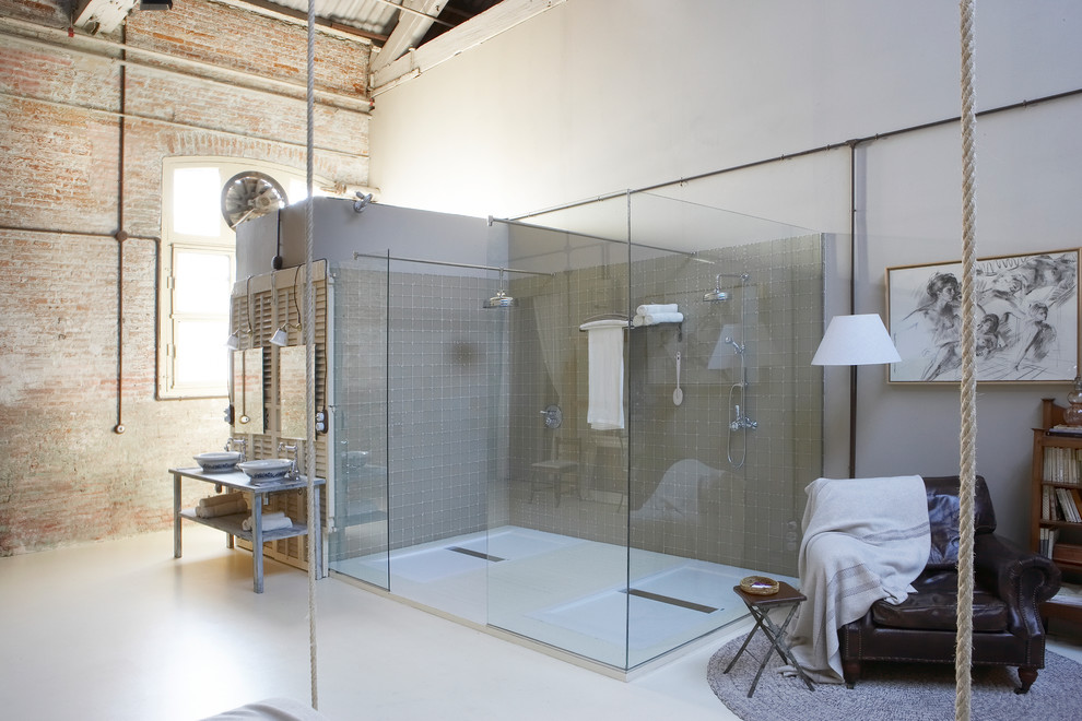 Inredning av ett industriellt stort badrum med dusch, med öppna hyllor, en dubbeldusch och ett fristående handfat
