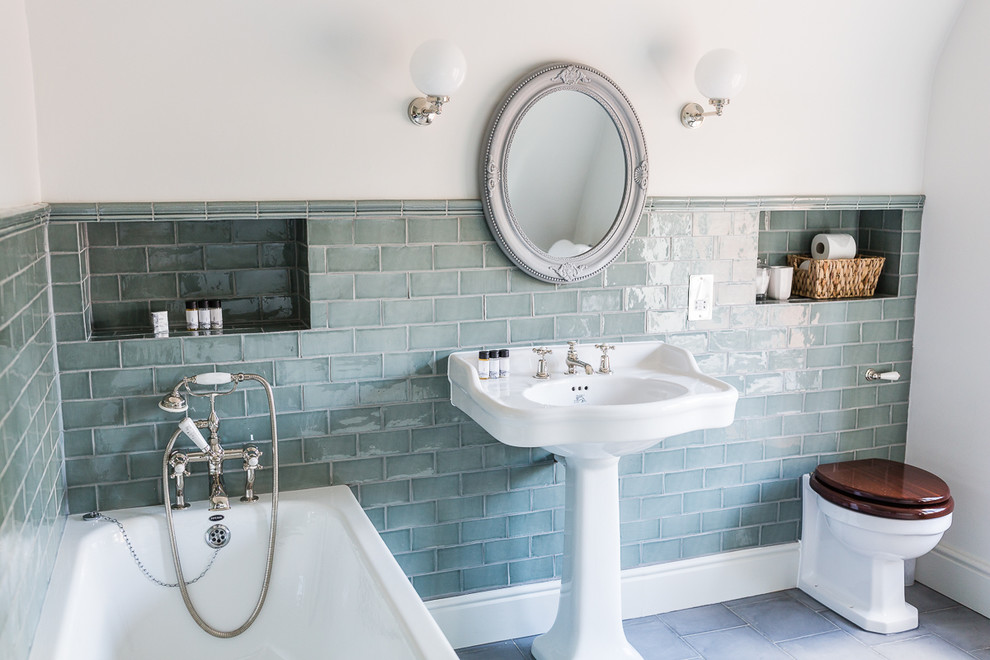 Mittelgroßes Landhaus Badezimmer En Suite mit Einbaubadewanne, Toilette mit Aufsatzspülkasten, grünen Fliesen, Zementfliesen, grüner Wandfarbe und Sockelwaschbecken in London