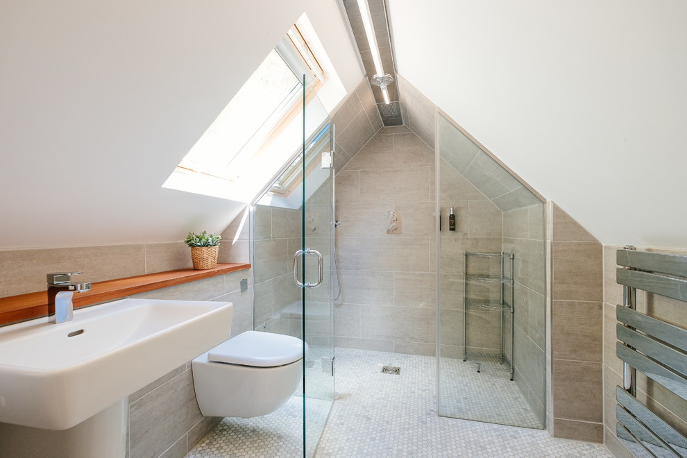 Diseño de cuarto de baño de estilo de casa de campo con baldosas y/o azulejos beige, suelo con mosaicos de baldosas, lavabo con pedestal, suelo gris y ducha con puerta con bisagras