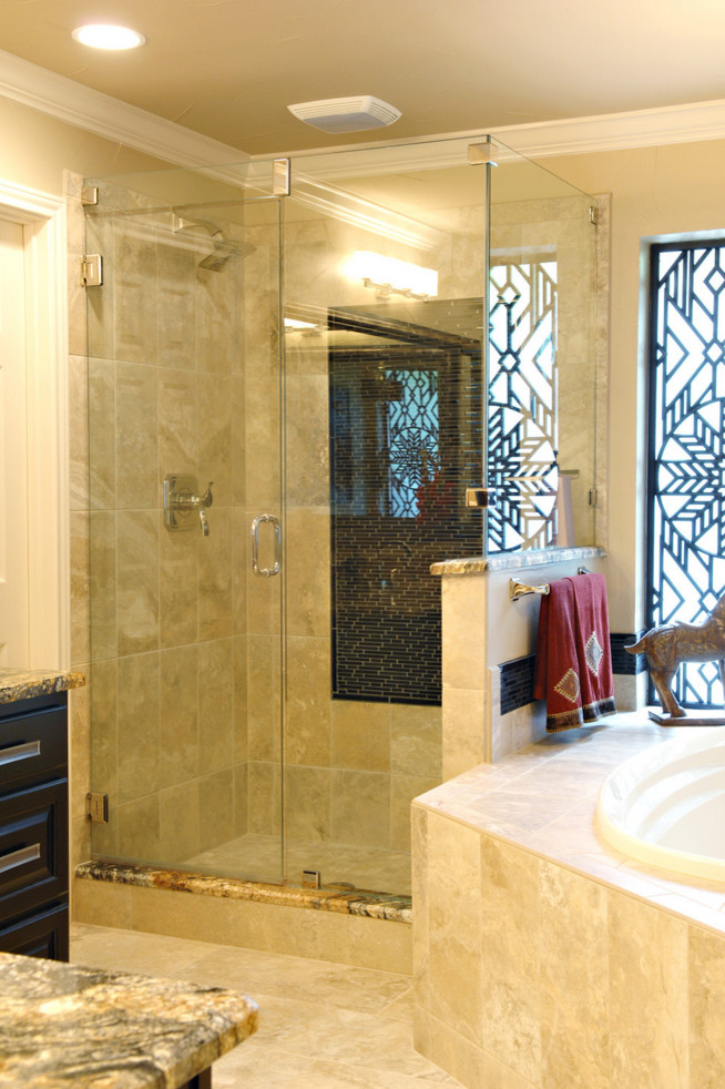 Свежая идея для дизайна: ванная комната среднего размера в стиле фьюжн с врезной раковиной, фасадами с выступающей филенкой, белыми фасадами, столешницей из гранита, желтыми стенами и душевой кабиной - отличное фото интерьера