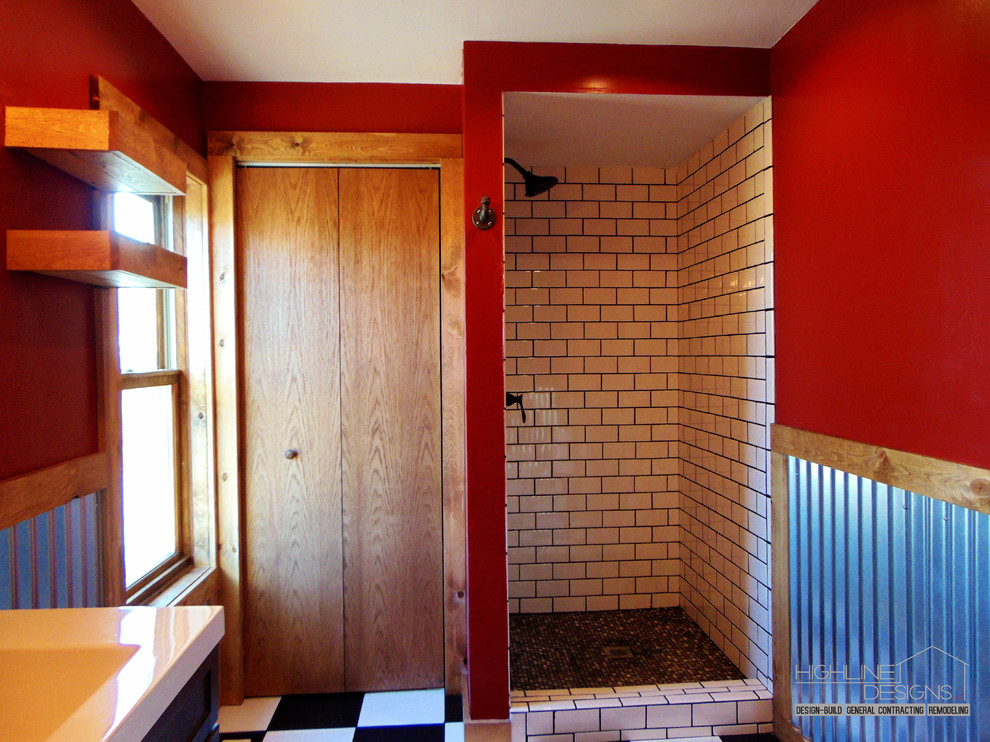 Réalisation d'une salle d'eau chalet en bois foncé de taille moyenne avec un placard à porte shaker, une douche ouverte, WC séparés, un carrelage noir et blanc, des carreaux de céramique, un mur rouge, un sol en carrelage de céramique et un plan de toilette en marbre.