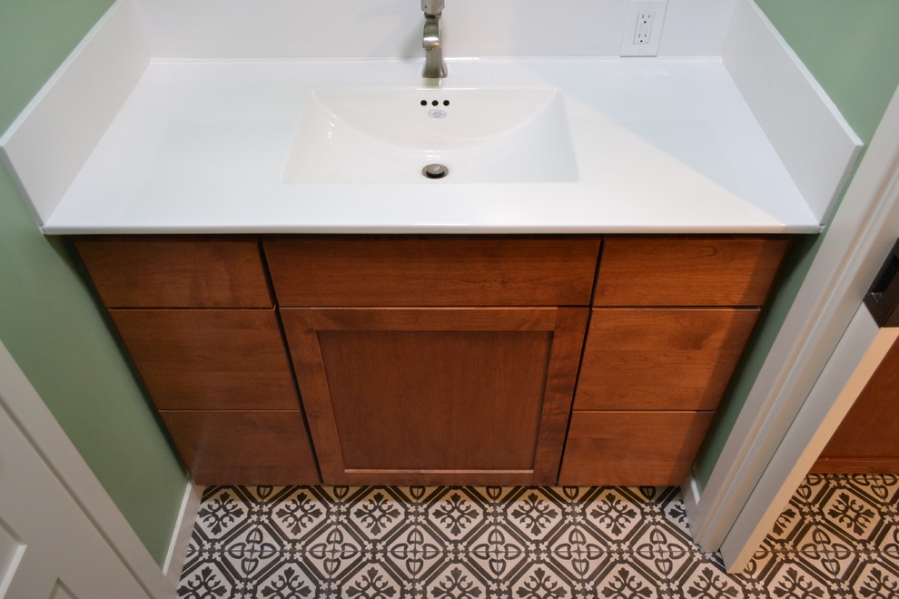 Inredning av ett modernt stort vit vitt en-suite badrum, med släta luckor, skåp i mellenmörkt trä, ett fristående badkar, en dubbeldusch, vit kakel, porslinskakel, gröna väggar, klinkergolv i porslin, ett integrerad handfat, bänkskiva i akrylsten, flerfärgat golv och dusch med gångjärnsdörr