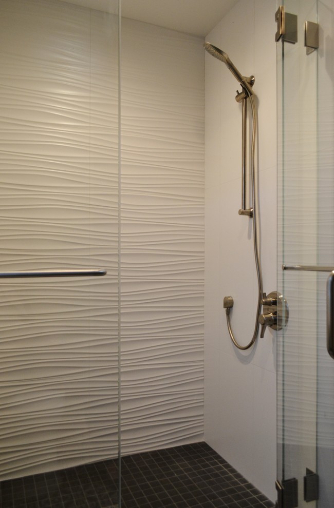 Idéer för stora funkis vitt en-suite badrum, med släta luckor, skåp i mellenmörkt trä, ett fristående badkar, en dubbeldusch, vit kakel, porslinskakel, gröna väggar, klinkergolv i porslin, ett integrerad handfat, bänkskiva i akrylsten, flerfärgat golv och dusch med gångjärnsdörr