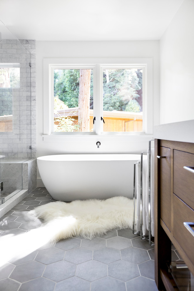 Idéer för ett stort modernt en-suite badrum, med släta luckor, skåp i mellenmörkt trä, ett fristående badkar, en öppen dusch, vita väggar, klinkergolv i keramik och ett nedsänkt handfat