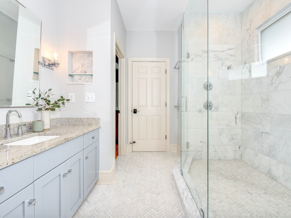 Diseño de cuarto de baño clásico renovado con armarios estilo shaker, puertas de armario azules, baldosas y/o azulejos grises, paredes azules, lavabo bajoencimera, suelo gris, ducha con puerta con bisagras y encimeras grises
