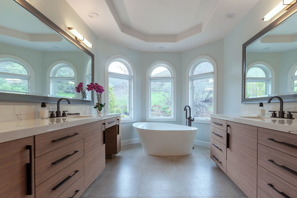 Exempel på ett stort modernt vit vitt en-suite badrum, med släta luckor, skåp i mellenmörkt trä, ett fristående badkar, blå väggar, ett undermonterad handfat och beiget golv