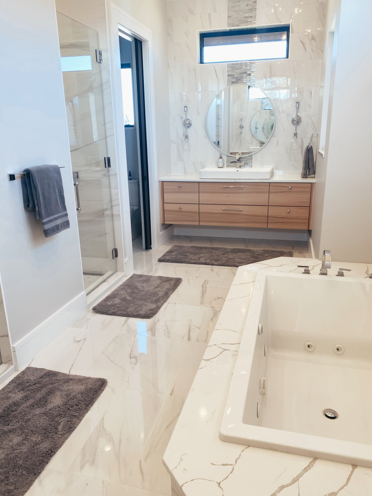 Ispirazione per una piccola stanza da bagno padronale moderna con ante grigie, top in granito, top bianco, un lavabo e mobile bagno freestanding