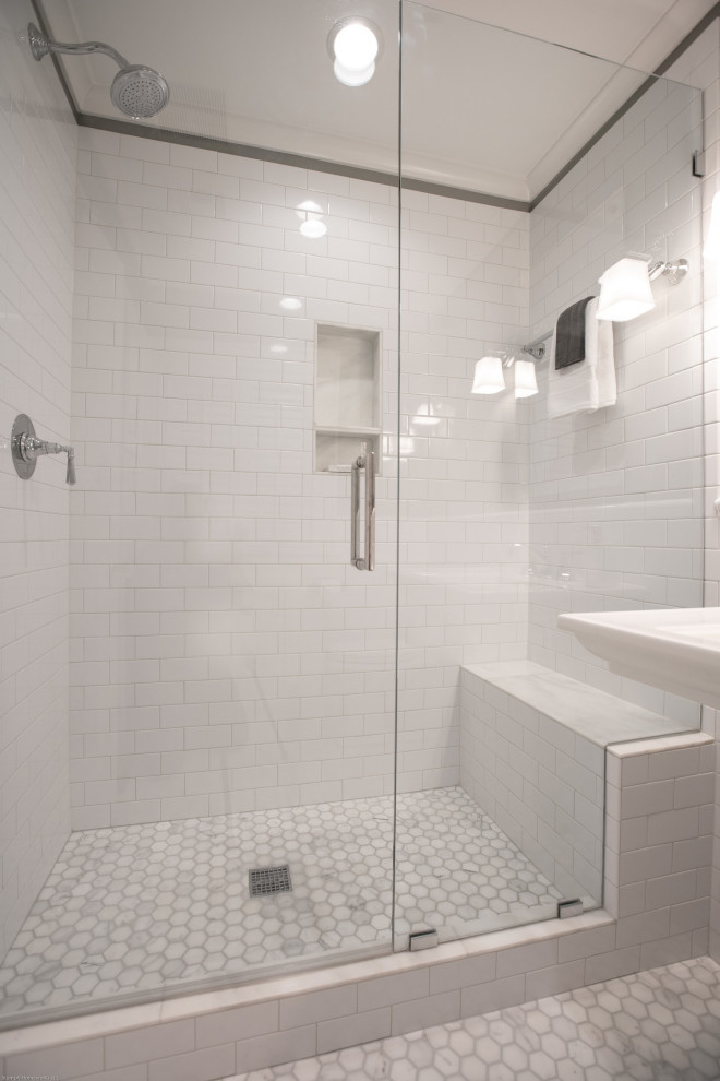 Bild på ett mellanstort vintage en-suite badrum, med en dusch i en alkov, en toalettstol med hel cisternkåpa, vit kakel, keramikplattor, gröna väggar, marmorgolv, ett piedestal handfat, grått golv och dusch med gångjärnsdörr