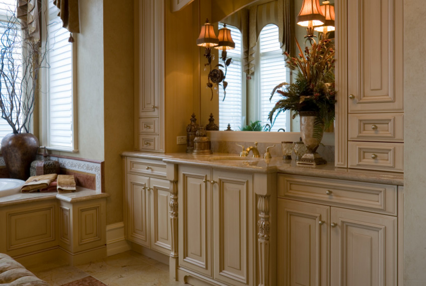 Esempio di una grande sauna chic con ante con bugna sagomata, ante beige, vasca da incasso, WC monopezzo, piastrelle beige, piastrelle in pietra, pareti beige, pavimento in marmo, lavabo sottopiano e top in marmo