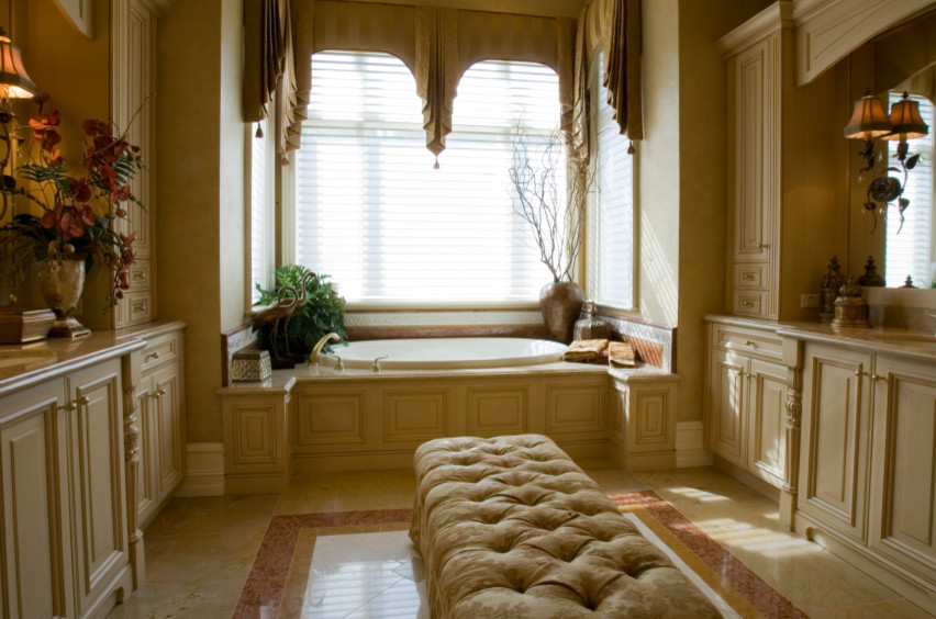 Immagine di una grande sauna classica con ante con bugna sagomata, ante beige, vasca da incasso, WC monopezzo, piastrelle beige, piastrelle in pietra, pareti beige, pavimento in marmo, lavabo sottopiano e top in marmo