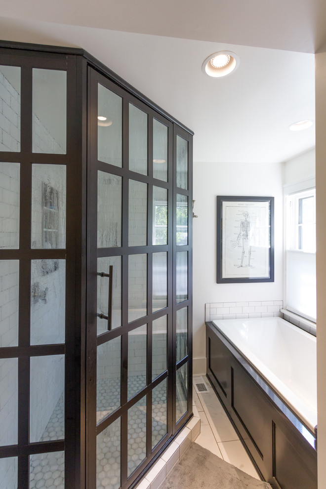 Пример оригинального дизайна: главная ванная комната среднего размера в стиле неоклассика (современная классика) с черными фасадами, угловым душем, белой плиткой, плиткой кабанчик, мраморным полом, мраморной столешницей, фасадами с утопленной филенкой, белыми стенами, врезной раковиной, белым полом и душем с распашными дверями