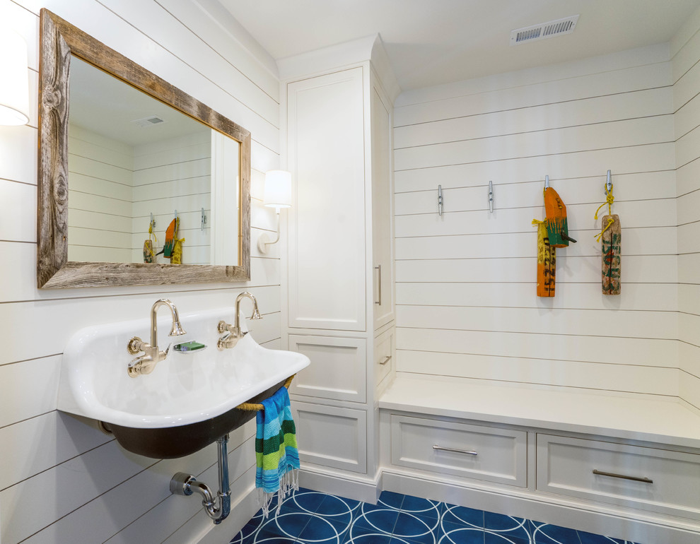 Modelo de cuarto de baño campestre de tamaño medio con paredes blancas, suelo de baldosas de cerámica, aseo y ducha, lavabo suspendido y suelo azul