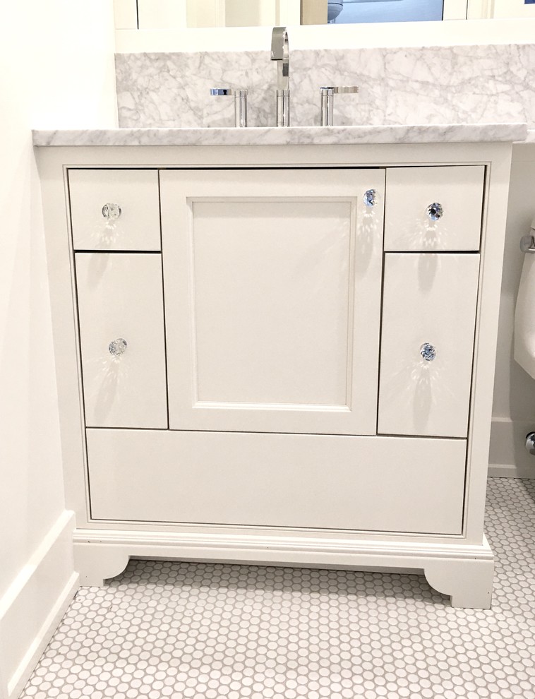 Foto de cuarto de baño clásico renovado con lavabo bajoencimera, encimera de mármol, suelo blanco y encimeras grises