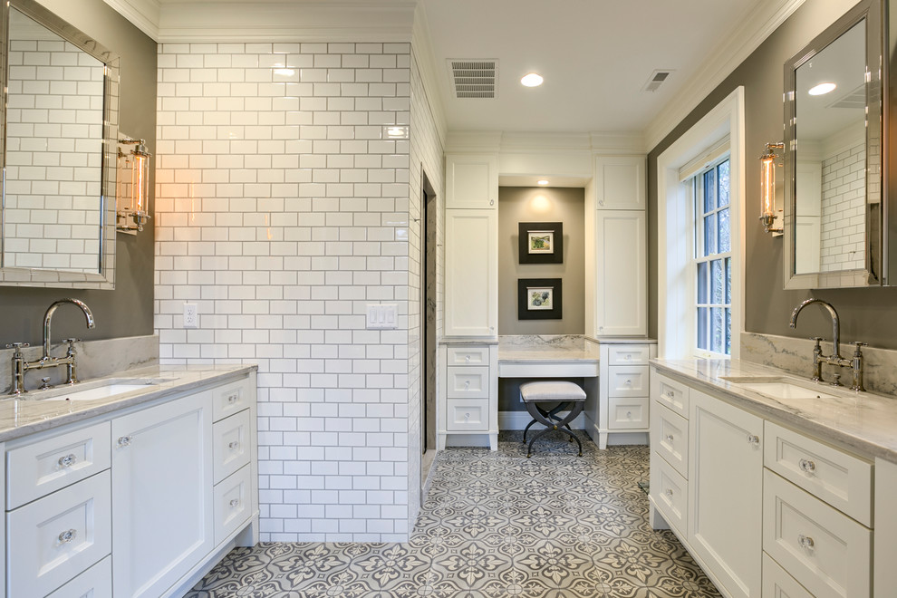 Idéer för att renovera ett vintage en-suite badrum, med luckor med infälld panel, vita skåp, en dusch i en alkov, vit kakel, tunnelbanekakel, grå väggar, cementgolv, ett undermonterad handfat, granitbänkskiva och grått golv