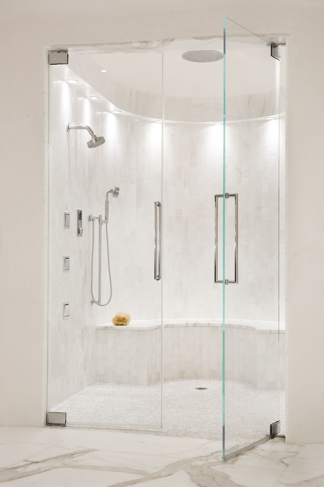 Ejemplo de cuarto de baño principal tradicional renovado con encimera de mármol, baldosas y/o azulejos blancos, baldosas y/o azulejos de piedra, paredes blancas, suelo de mármol y ducha empotrada