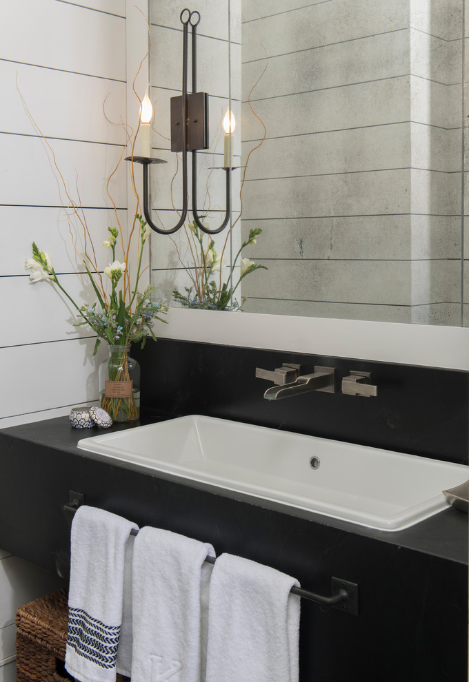 Modelo de cuarto de baño clásico renovado pequeño con armarios tipo mueble, puertas de armario negras, paredes blancas, lavabo encastrado, encimera de esteatita y encimeras negras