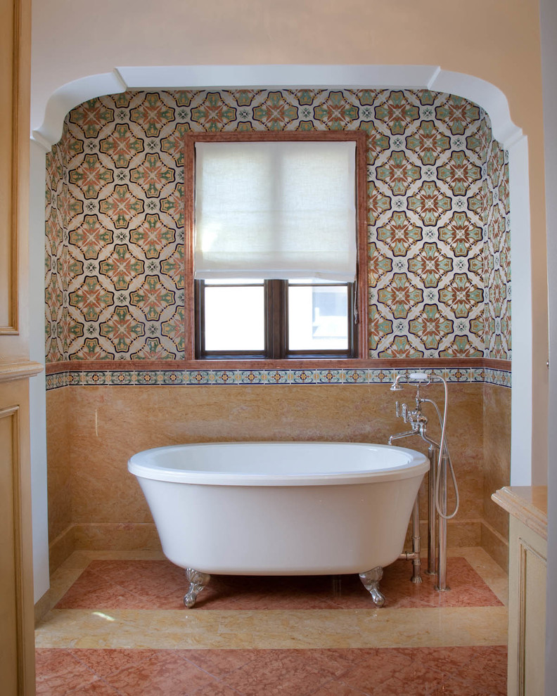 Idée de décoration pour une douche en alcôve principale méditerranéenne de taille moyenne avec un placard à porte affleurante, des portes de placard beiges, une baignoire sur pieds, un carrelage beige, des dalles de pierre, un mur blanc, un sol en travertin et un plan de toilette en quartz modifié.
