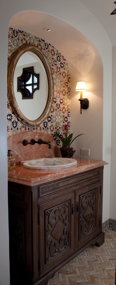 Kleines Mediterranes Duschbad mit Kassettenfronten, dunklen Holzschränken, weißer Wandfarbe, Travertin, Einbauwaschbecken und Granit-Waschbecken/Waschtisch in San Diego