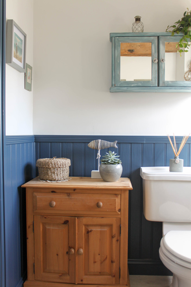 Свежая идея для дизайна: маленькая детская ванная комната в стиле кантри с отдельно стоящей ванной, раздельным унитазом, синими стенами, полом из ламината, раковиной с пьедесталом и серым полом для на участке и в саду - отличное фото интерьера