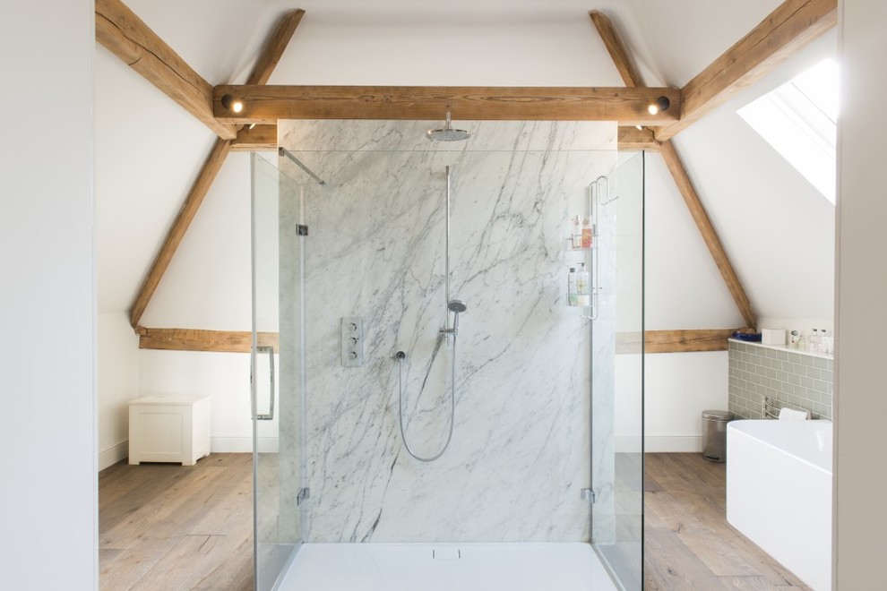 Inspiration för lantliga en-suite badrum, med ett fristående badkar, grå kakel, tunnelbanekakel, vita väggar, mellanmörkt trägolv, brunt golv och dusch med gångjärnsdörr