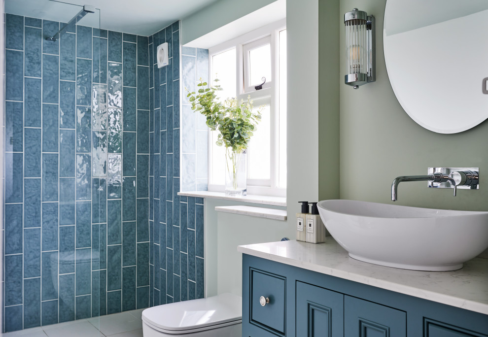 Kleines Klassisches Badezimmer En Suite mit Duschnische, blauen Fliesen, grüner Wandfarbe, Aufsatzwaschbecken, weißem Boden, offener Dusche, weißer Waschtischplatte und Einzelwaschbecken in Oxfordshire