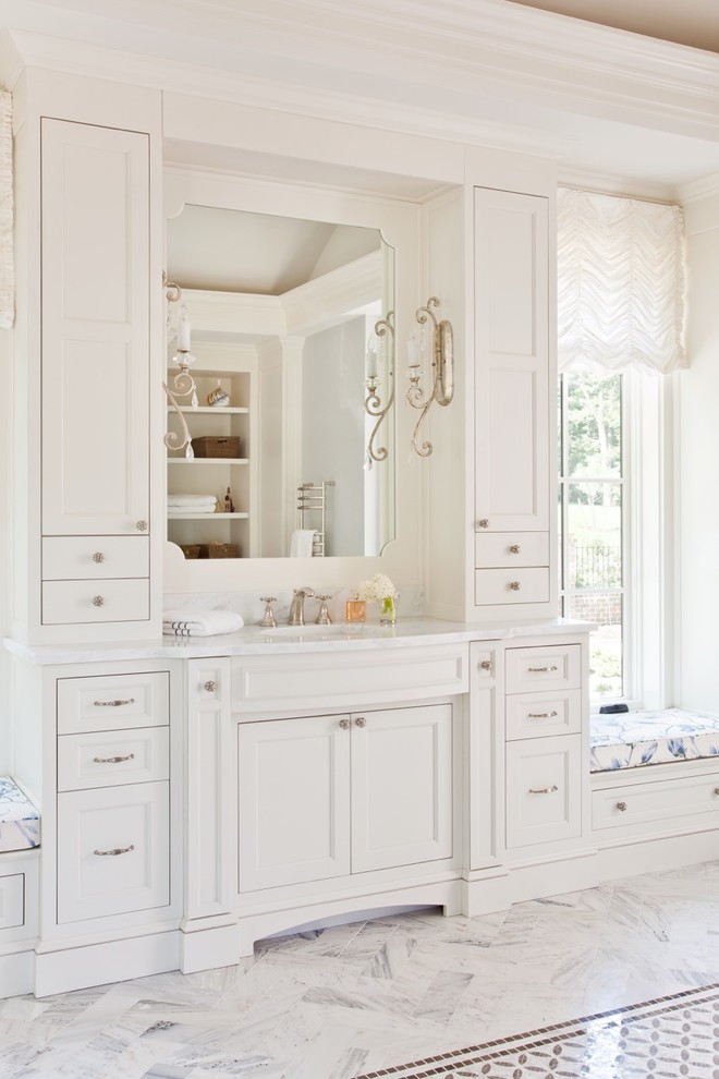 Ejemplo de cuarto de baño principal tradicional con puertas de armario blancas, suelo de mármol, encimera de mármol y suelo blanco