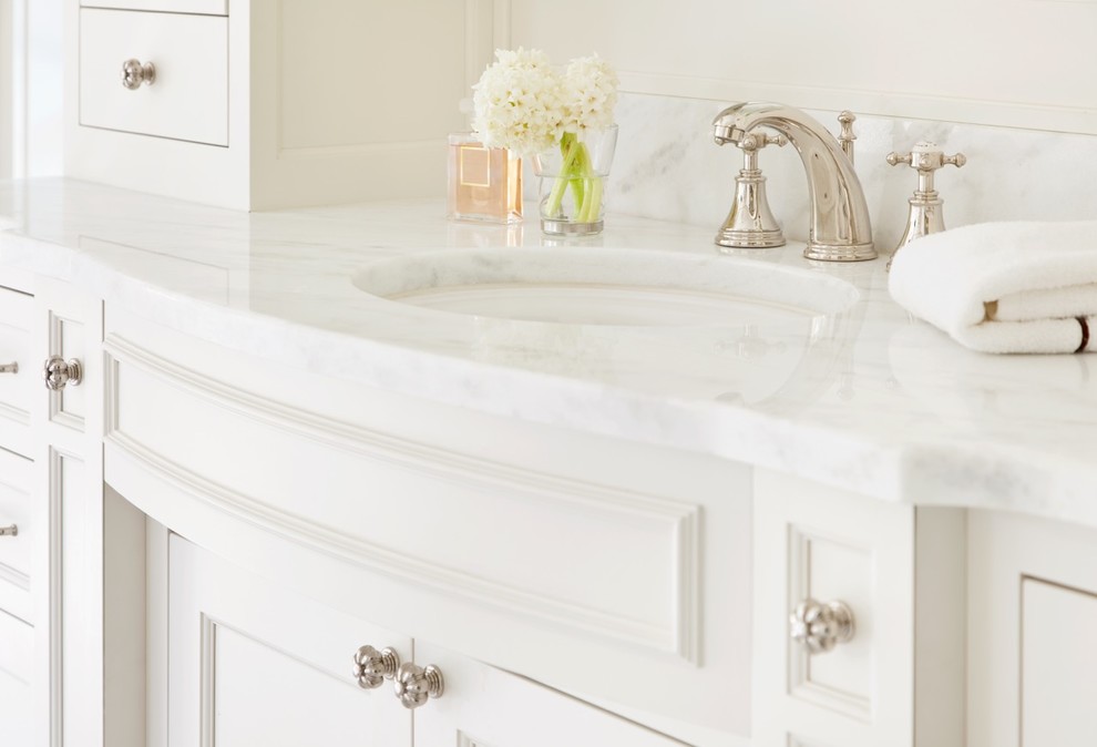 Inredning av ett klassiskt en-suite badrum, med vita skåp och marmorbänkskiva
