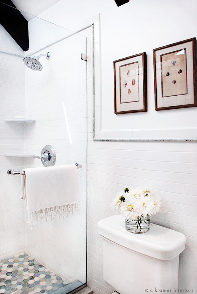 Idéer för små lantliga badrum, med skåp i mörkt trä, en dusch i en alkov, en toalettstol med separat cisternkåpa, vit kakel, tunnelbanekakel, vita väggar, mosaikgolv, marmorbänkskiva, luckor med upphöjd panel och ett undermonterad handfat
