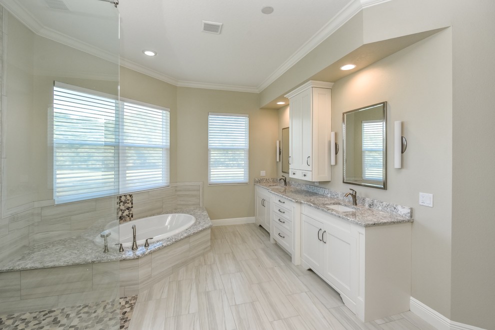 Inredning av ett klassiskt stort en-suite badrum, med skåp i shakerstil, vita skåp, ett platsbyggt badkar, en öppen dusch, flerfärgad kakel, porslinskakel, beige väggar, klinkergolv i porslin, ett undermonterad handfat och bänkskiva i kvarts