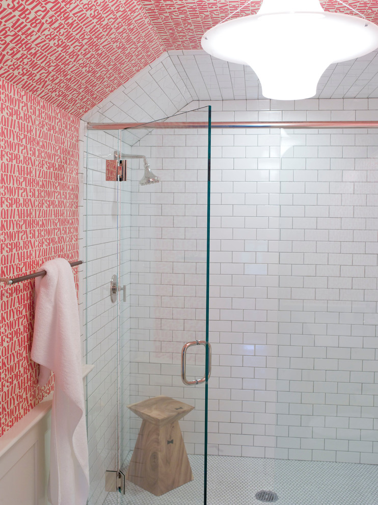 Ejemplo de cuarto de baño contemporáneo con ducha empotrada, baldosas y/o azulejos blancos, paredes multicolor, suelo de baldosas de cerámica, suelo blanco y ducha con puerta con bisagras