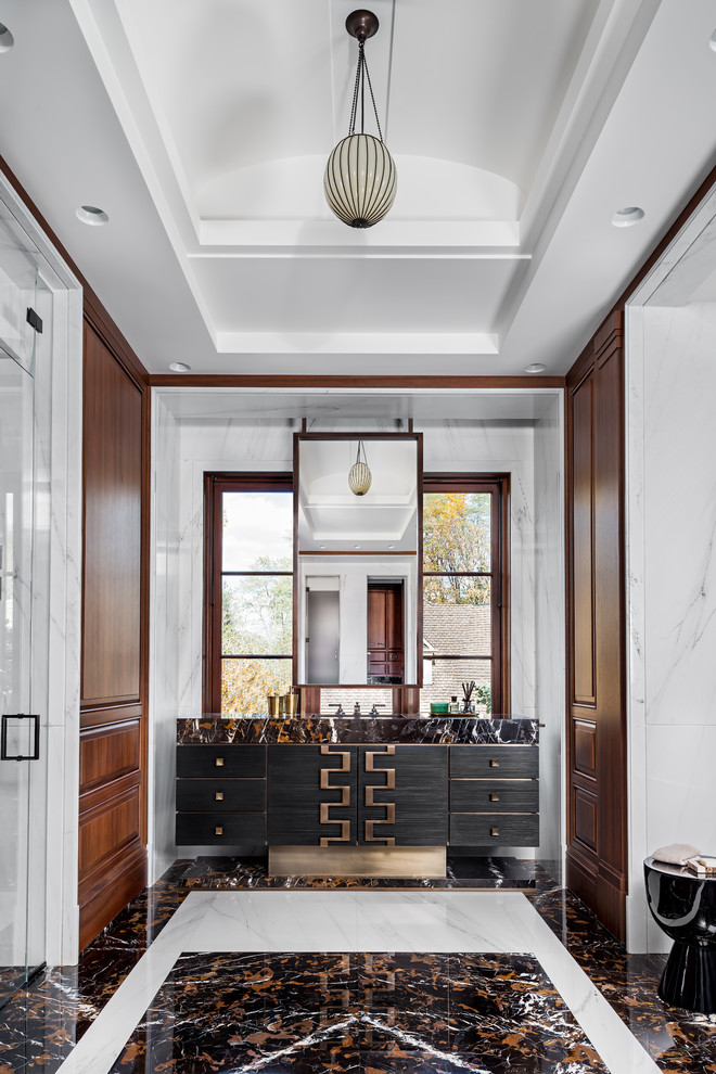 Idéer för vintage en-suite badrum, med svarta skåp och flerfärgat golv