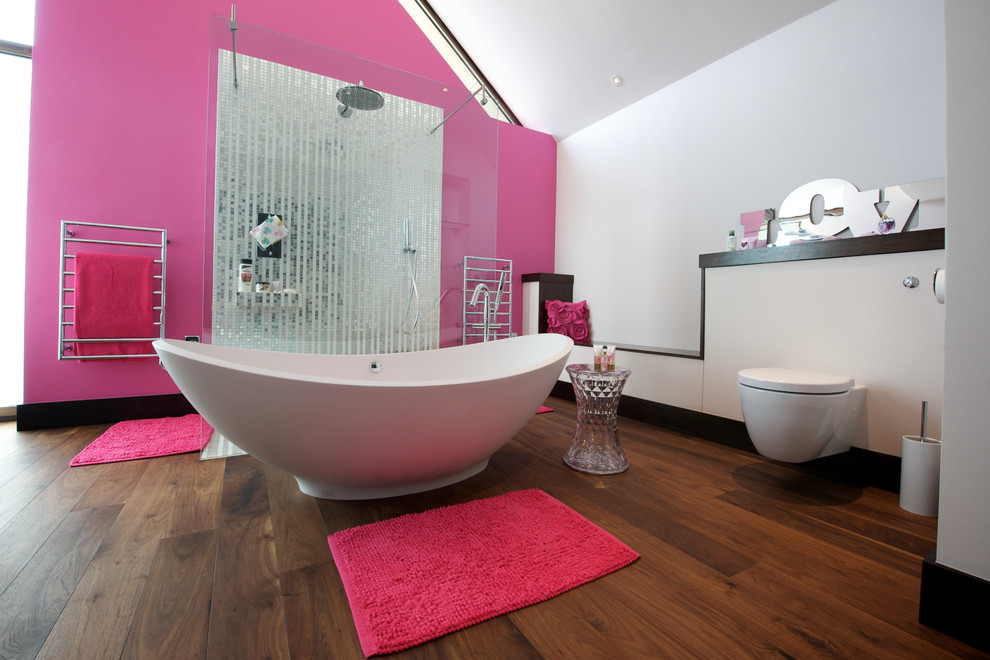 Источник вдохновения для домашнего уюта: главная ванная комната в современном стиле с отдельно стоящей ванной, открытым душем, инсталляцией, белой плиткой, плиткой мозаикой, розовыми стенами, полом из винила и столешницей из дерева