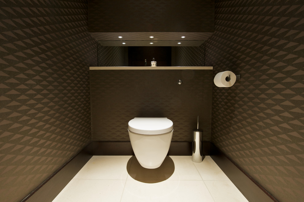 Idée de décoration pour une petite salle de bain design avec WC suspendus, un mur marron et un sol en carrelage de porcelaine.