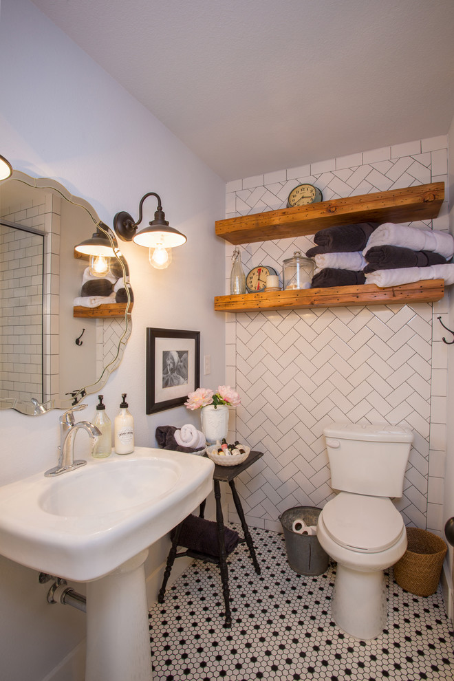 Diseño de cuarto de baño azulejo de dos tonos de estilo de casa de campo pequeño con sanitario de dos piezas, baldosas y/o azulejos blancos, paredes blancas, lavabo con pedestal y suelo multicolor