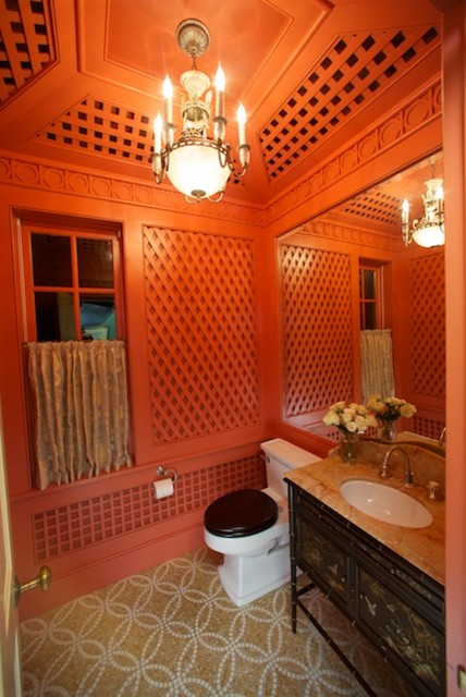 バーリントンにある小さなトラディショナルスタイルのおしゃれな浴室 (アンダーカウンター洗面器、黒いキャビネット、大理石の洗面台、分離型トイレ、ベージュのタイル、モザイクタイル、ピンクの壁、モザイクタイル) の写真