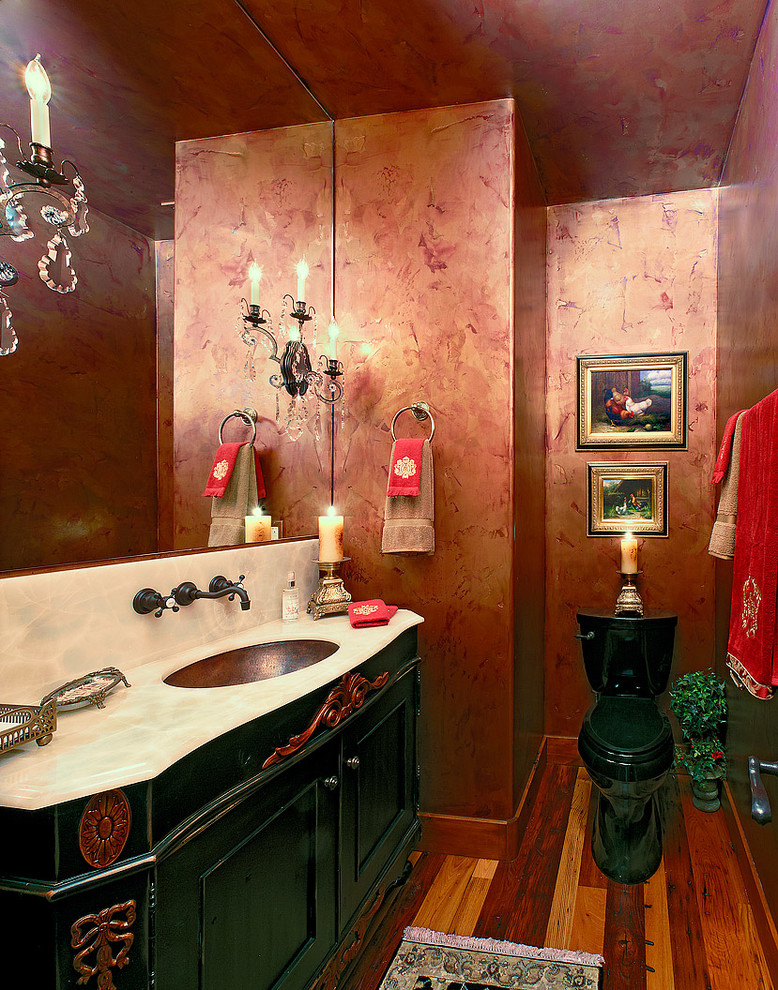 Пример оригинального дизайна: ванная комната среднего размера в викторианском стиле с фасадами в стиле шейкер, зелеными фасадами, унитазом-моноблоком, разноцветными стенами, темным паркетным полом, душевой кабиной, врезной раковиной и мраморной столешницей