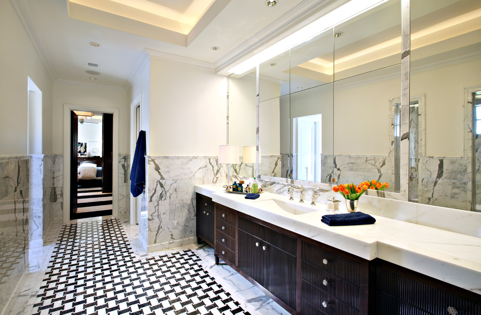 Свежая идея для дизайна: главная ванная комната в классическом стиле с темными деревянными фасадами, белыми стенами, врезной раковиной и плоскими фасадами - отличное фото интерьера