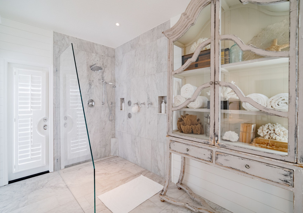 Foto på ett stort grå en-suite badrum, med skåp i shakerstil, skåp i mellenmörkt trä, ett fristående badkar, en öppen dusch, grå kakel, marmorkakel, vita väggar, marmorgolv, ett undermonterad handfat, marmorbänkskiva, grått golv och med dusch som är öppen