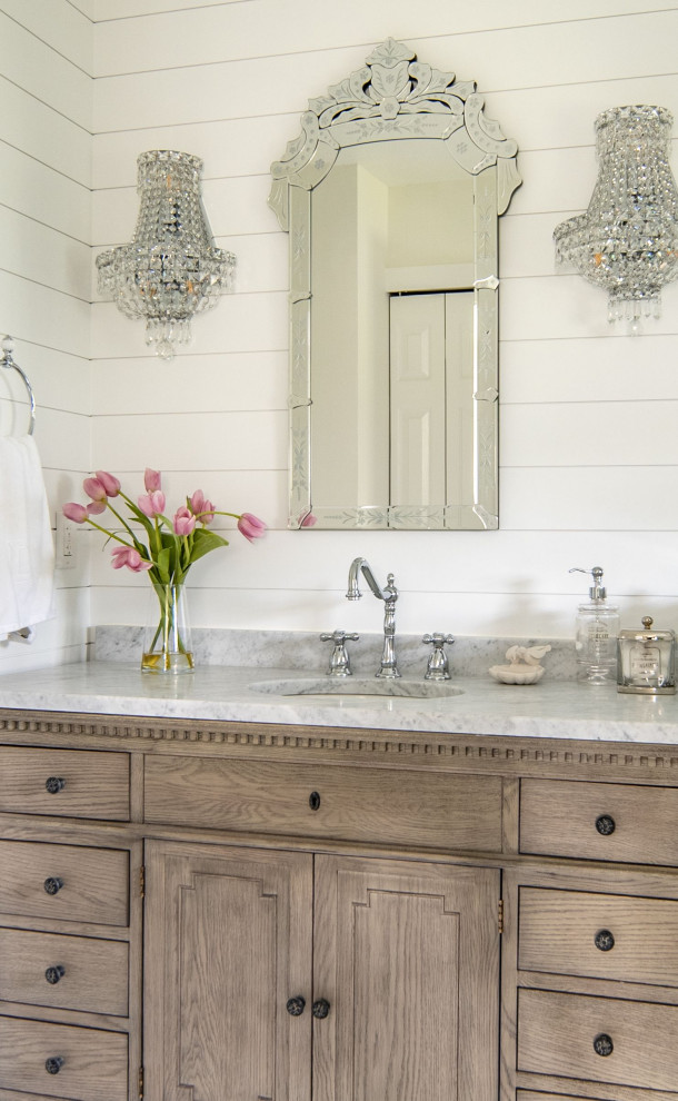 Bild på ett stort grå grått badrum, med skåp i mellenmörkt trä, en öppen dusch, grå kakel, marmorkakel, vita väggar, marmorgolv, ett undermonterad handfat, marmorbänkskiva, grått golv, med dusch som är öppen och släta luckor