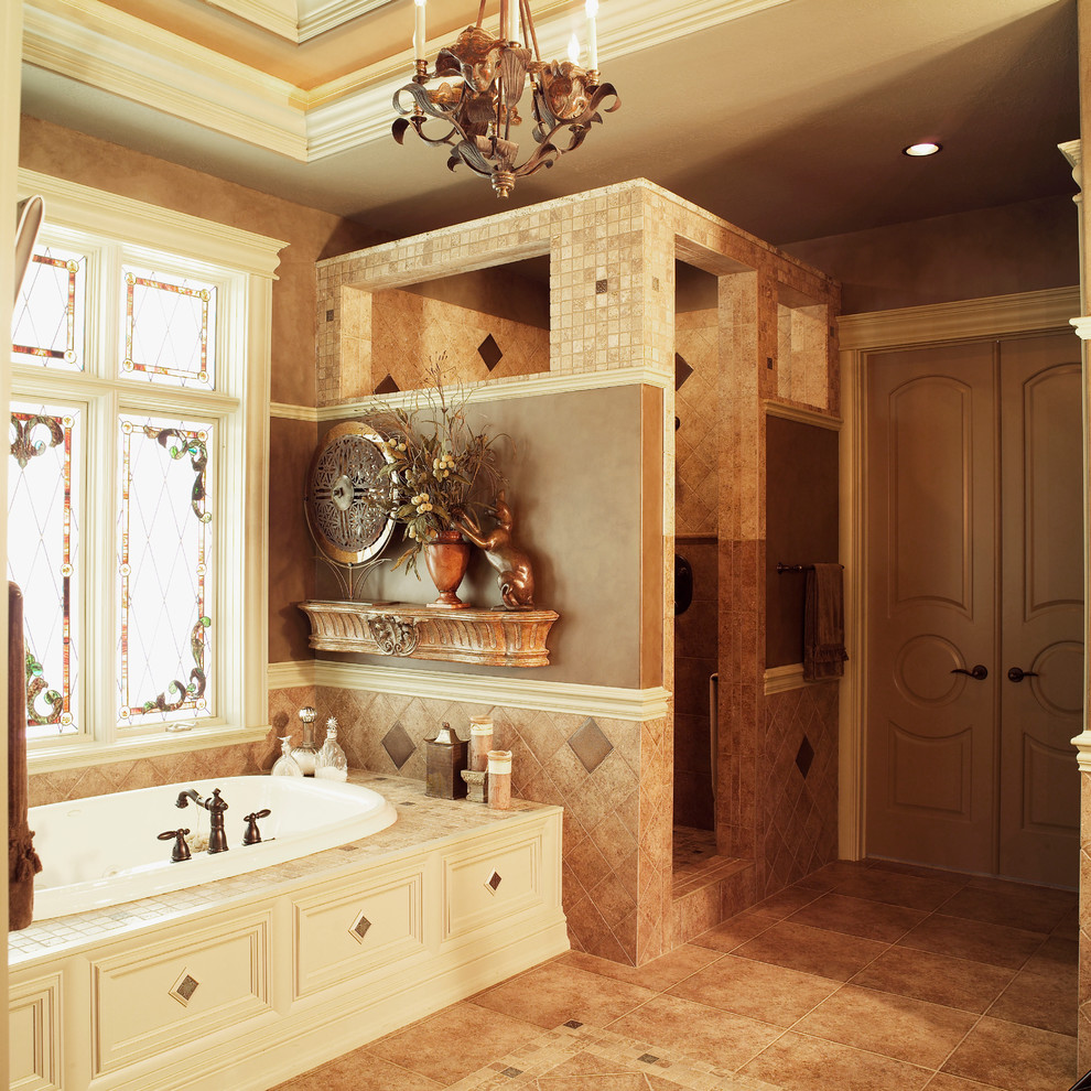 Diseño de cuarto de baño principal tradicional de tamaño medio con armarios con rebordes decorativos, puertas de armario blancas, bañera encastrada, ducha abierta, baldosas y/o azulejos beige, baldosas y/o azulejos en mosaico, paredes marrones y suelo de travertino