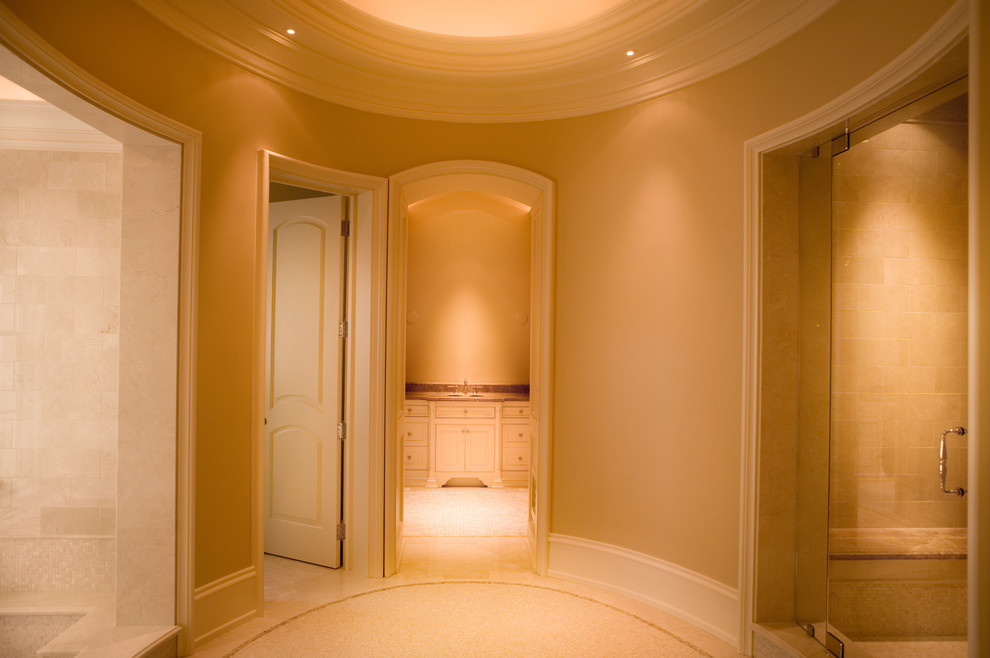Идея дизайна: большая главная ванная комната в классическом стиле с фасадами с утопленной филенкой, светлыми деревянными фасадами, мраморной столешницей, открытым душем, бежевой плиткой и мраморным полом
