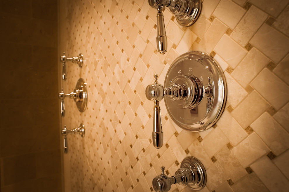 Inspiration för stora klassiska en-suite badrum, med luckor med infälld panel, skåp i ljust trä, marmorbänkskiva, en öppen dusch, beige kakel och marmorgolv
