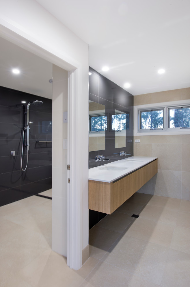 Idee per una grande stanza da bagno padronale design con lavabo sottopiano, ante in legno scuro, top in quarzo composito, doccia aperta, pareti bianche e pavimento con piastrelle in ceramica