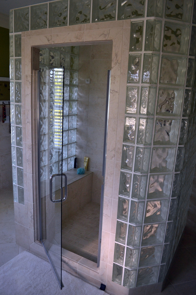 Exemple d'une très grande salle de bain principale chic avec un carrelage beige et des carreaux de céramique.