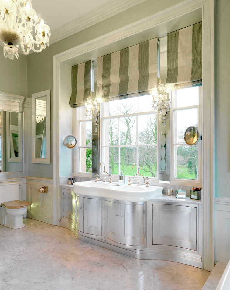 Свежая идея для дизайна: главная ванная комната в классическом стиле с монолитной раковиной, раздельным унитазом, зелеными стенами и фасадами с утопленной филенкой - отличное фото интерьера