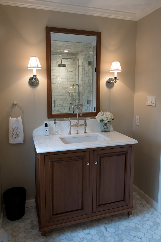 Inspiration för ett mellanstort vintage vit vitt badrum, med luckor med upphöjd panel, skåp i mellenmörkt trä, en öppen dusch, beige kakel, beige väggar, marmorgolv, ett undermonterad handfat, marmorbänkskiva, vitt golv och dusch med gångjärnsdörr
