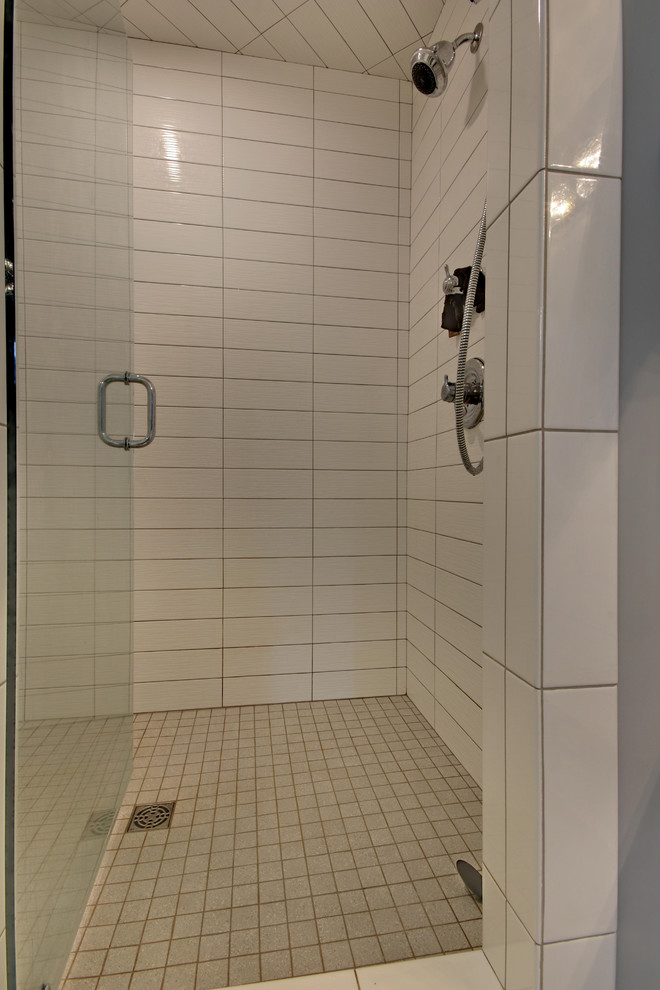 Inredning av ett modernt mellanstort en-suite badrum, med luckor med infälld panel, vita skåp, ett badkar med tassar, en dubbeldusch, vita väggar, klinkergolv i porslin, ett fristående handfat, bänkskiva i kvarts, vitt golv och dusch med gångjärnsdörr
