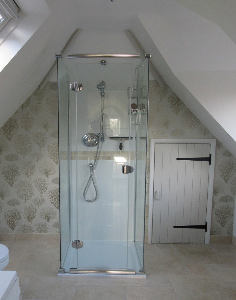 Inspiration för lantliga badrum, med grå skåp, ett platsbyggt badkar, en öppen dusch, vit kakel, keramikplattor, vita väggar, klinkergolv i keramik och ett piedestal handfat
