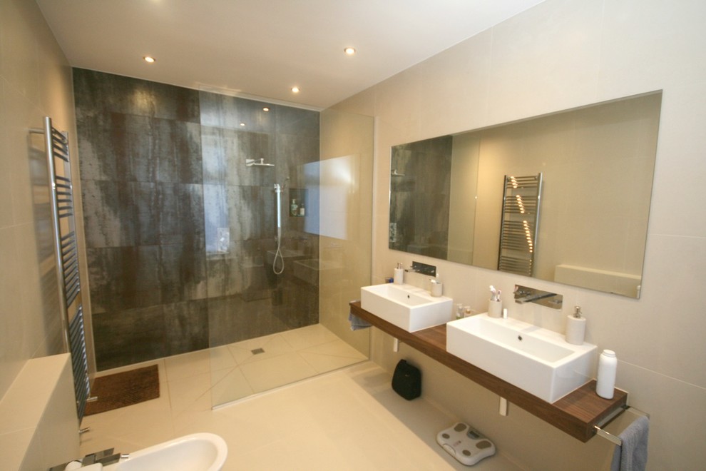 Bathroom - contemporary bathroom idea in Buckinghamshire