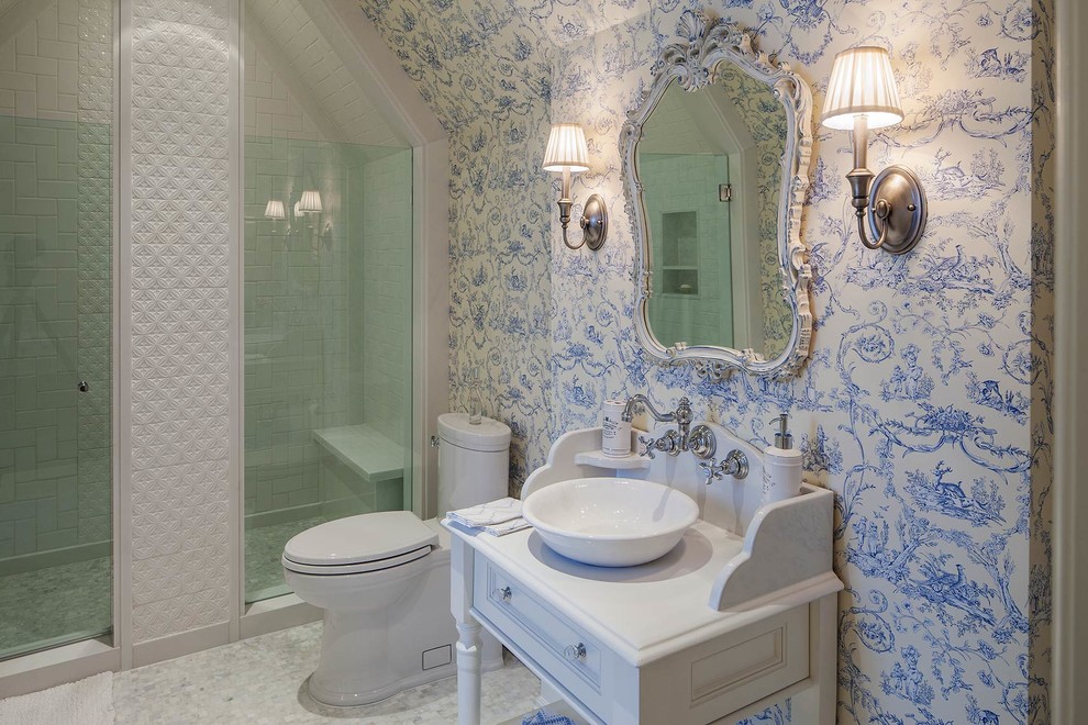 Idées déco pour une salle de bain romantique avec une vasque et un mur multicolore.